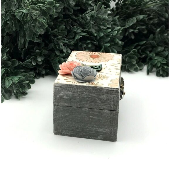 Decorative Wooden Trinket  Box With Floral Embellishments & Brass Clasp - 2021 P - Picture 3 of 5
